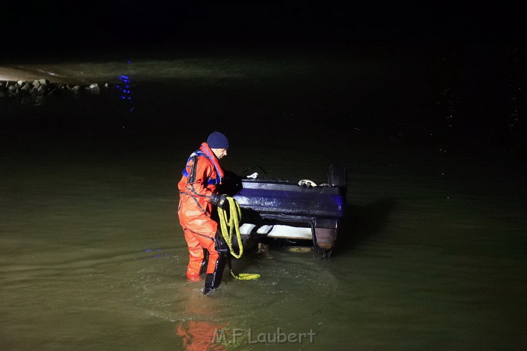 PKW im Rhein Koeln Merkenich neben dem Hitdofer Faehranleger P12.jpg